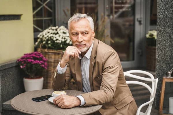 Fröhliches Seniorenporträt Ältere Erwachsene Sitzen Freien Einem Höhlenrestaurant — Stockfoto