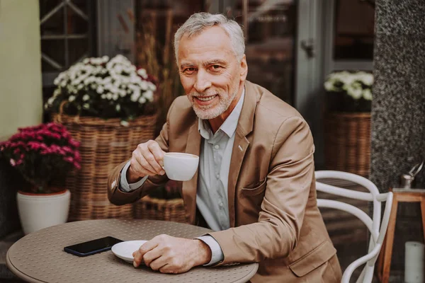 Fröhliches Seniorenporträt Ältere Erwachsene Sitzen Freien Einem Höhlenrestaurant — Stockfoto