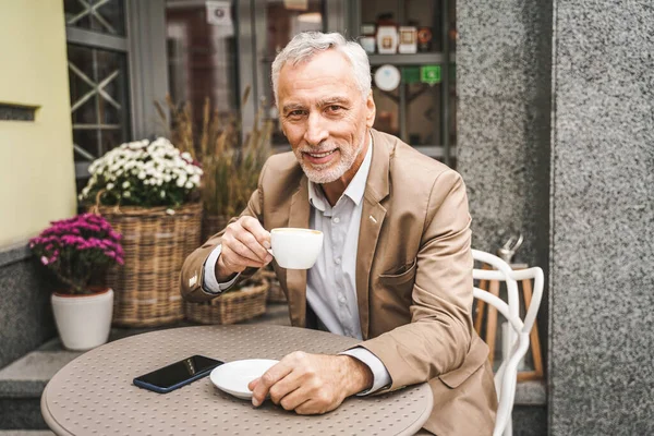 Joyeux Portrait Homme Âgé Mature Adulte Assis Dans Restaurant Caf — Photo