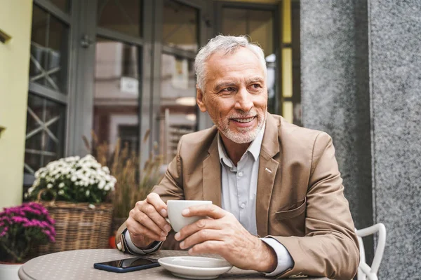 Fröhliches Seniorenporträt Ältere Erwachsene Sitzen Freien Einem Höhlenrestaurant — Stockfoto