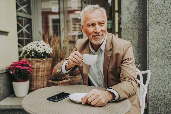 Fröhliches Seniorenporträt Ältere Erwachsene Sitzen Freien Einem Höhlenrestaurant — Stockfoto