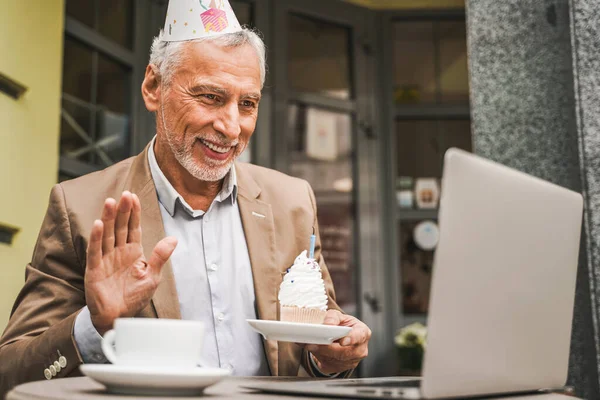 Glada Äldre Man Cele — Stockfoto