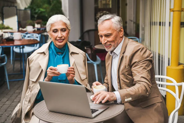 Hermosa Pareja Ancianos Citas Aire Libre Pareja Madura Con Ordenador — Foto de Stock