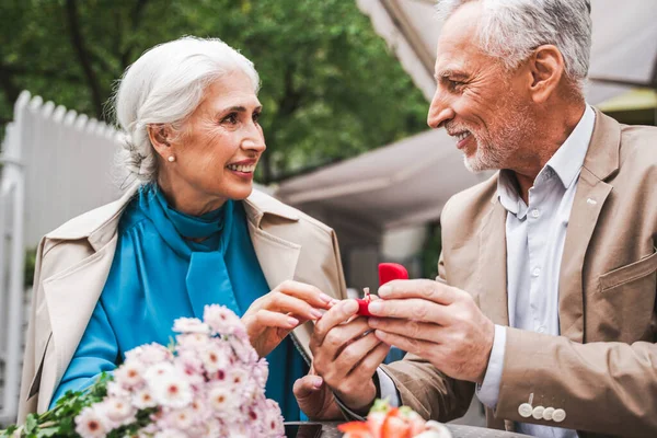 Schönes Senioren Dating Freien Älteres Paar Feiert Heiratsantrag Konzepte Über — Stockfoto