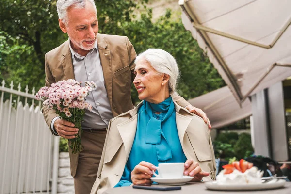 Pasangan Senior Yang Cantik Berkencan Luar Ruangan Pasangan Dewasa Merayakan — Stok Foto