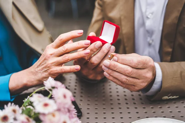 Mooi Senior Koppel Dating Buiten Volwassen Paar Vieren Huwelijksaanzoek Concepten — Stockfoto