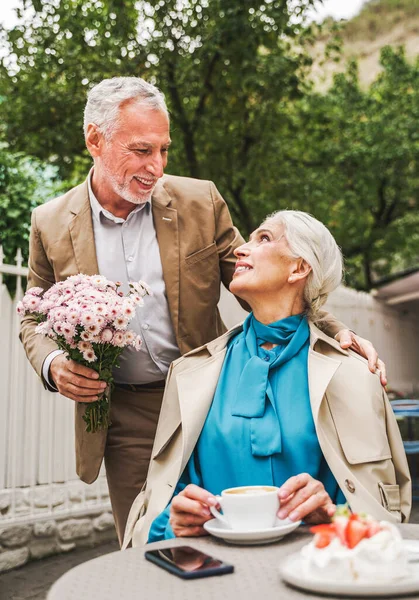 Piękna Para Seniorów Świeżym Powietrzu Dojrzała Para Świętująca Szczęśliwe Chwile — Zdjęcie stockowe