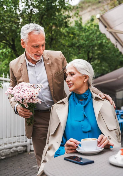 美丽的老夫妇在户外约会 成熟夫妇庆祝生活中的快乐时刻 关于老年人和生活方式的概念 — 图库照片