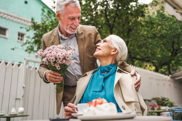 Красивая Пожилая Пара Знакомства Открытом Воздухе Зрелая Пара Празднует Счастливые — стоковое фото