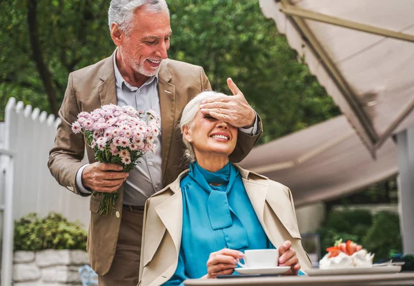 Piękna Para Seniorów Świeżym Powietrzu Dojrzała Para Świętująca Szczęśliwe Chwile — Zdjęcie stockowe