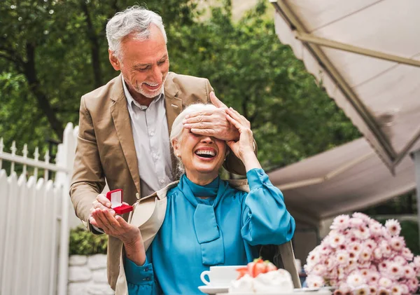 Piękna Para Seniorów Randkujących Świeżym Powietrzu Dojrzała Para Świętująca Propozycję — Zdjęcie stockowe