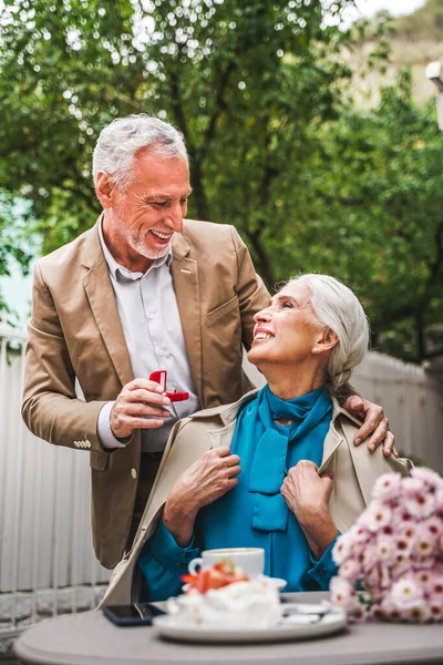 Casal Sênior Bonito Namoro Livre Casal Maduro Celebrando Proposta Casamento — Fotografia de Stock