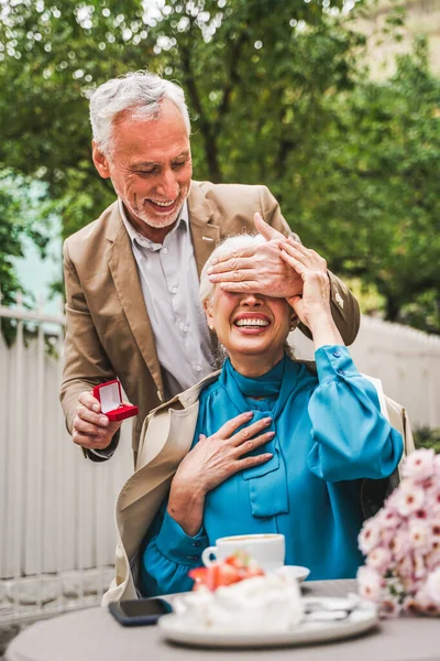Piękna Para Seniorów Randkujących Świeżym Powietrzu Dojrzała Para Świętująca Propozycję — Zdjęcie stockowe