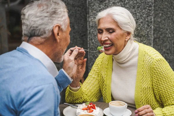 Piękna Para Seniorów Świeżym Powietrzu Portret Dojrzałej Pary Pojęcia Podeszłym — Zdjęcie stockowe