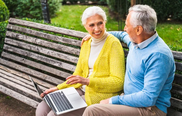 Piękna Para Seniorów Randkowych Zewnątrz Dojrzała Para Wykorzystująca Laptop Komputerowy — Zdjęcie stockowe