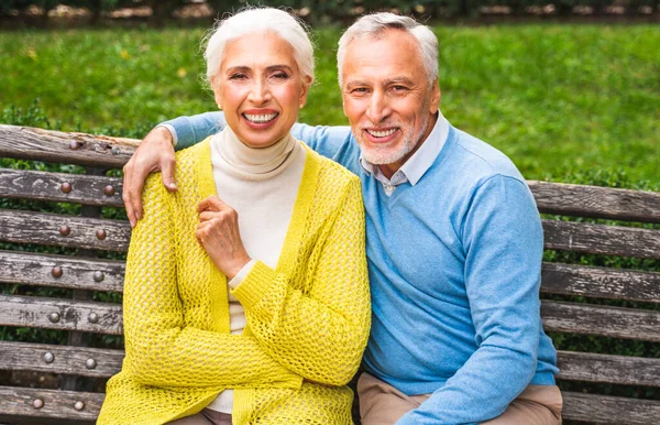 Beau Couple Personnes Âgées Sortir Ensemble Plein Air Portrait Couple — Photo