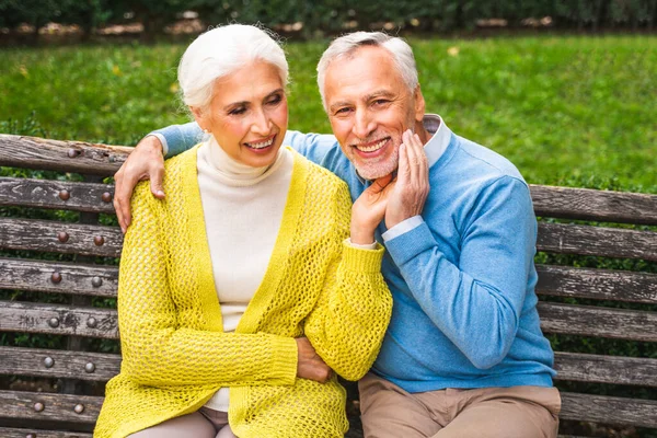 美丽的老夫妇在户外约会 成熟夫妇的肖像 关于老年人和生活方式的概念 — 图库照片