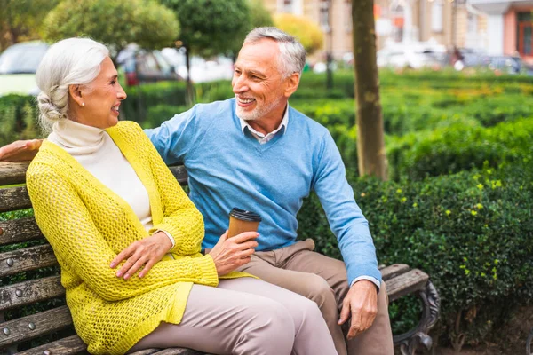 Hermosa Pareja Ancianos Citas Aire Libre Retrato Pareja Madura Conceptos —  Fotos de Stock