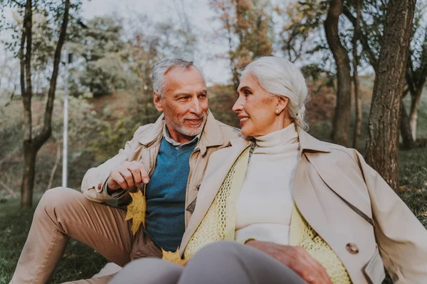 美丽的老夫妇在户外约会 成熟夫妇的肖像 关于老年人和生活方式的概念 — 图库照片