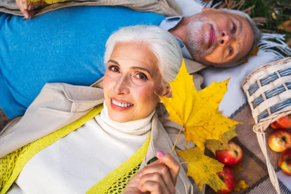 Hermosa Pareja Ancianos Citas Aire Libre Retrato Pareja Madura Conceptos —  Fotos de Stock