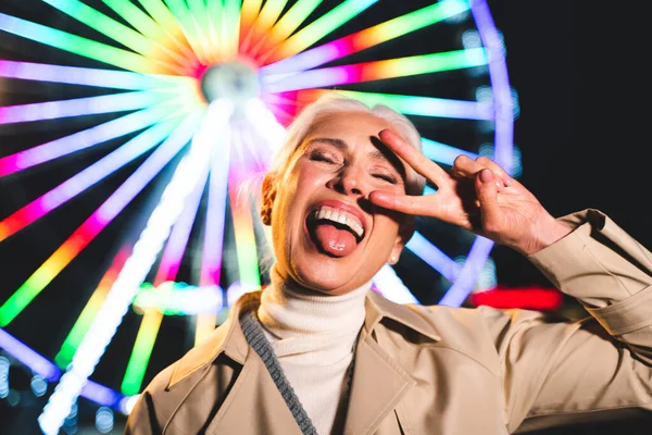 Güzel Yaşlı Bir Kadın Lunaparkta Eğleniyor Yaşlılık Yaşam Tarzı Kavramları — Stok fotoğraf
