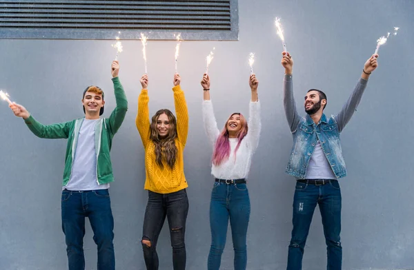 Gelukkige Jongeren Ontmoeten Elkaar Buiten Groep Vrolijke Tieners Hebben Plezier — Stockfoto