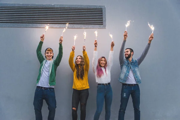 Gelukkige Jongeren Ontmoeten Elkaar Buiten Groep Vrolijke Tieners Hebben Plezier — Stockfoto