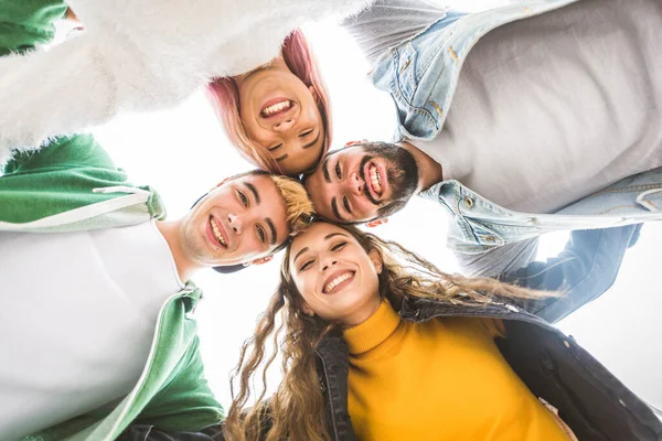 Glada Ungdomar Träffas Utomhus Grupp Glada Tonåringar Som Har Roligt — Stockfoto