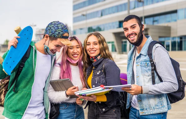 Happy Young People Meeting Outdoors Wearing Face Masks Covid Pandemic — Stock Photo, Image