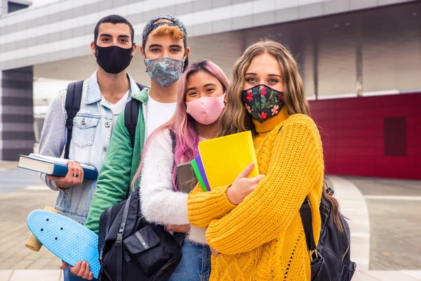 Jovens Felizes Encontrando Livre Usando Máscaras Durante Pandemia Covid Grupo — Fotografia de Stock