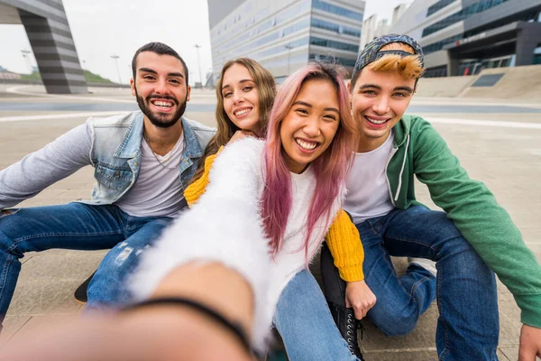 Jovens Felizes Que Encontram Livre Grupo Adolescentes Alegres Divertindo Conceitos — Fotografia de Stock