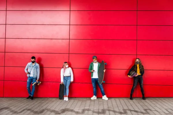 Glada Ungdomar Träffas Utomhus Grupp Glada Tonåringar Som Har Roligt — Stockfoto