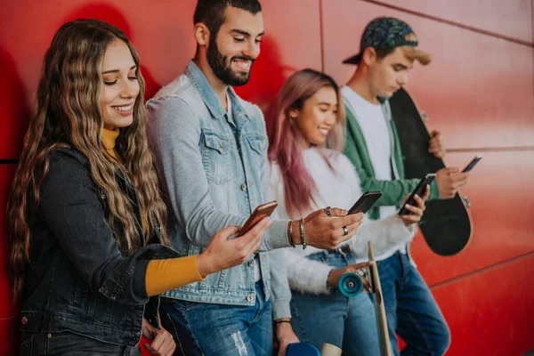 Glückliche Junge Leute Treffen Sich Freien Gruppe Fröhlicher Teenager Die — Stockfoto