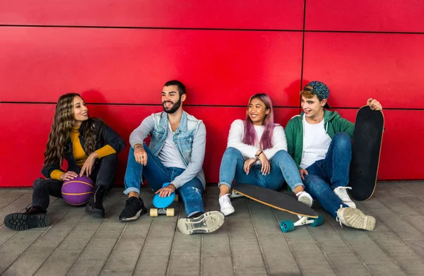 Jovens Felizes Que Encontram Livre Grupo Adolescentes Alegres Divertindo Conceitos — Fotografia de Stock