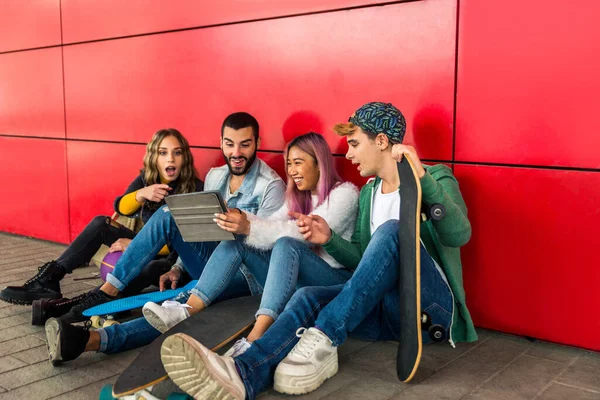 Happy Young People Meeting Outdoors Kelompok Remaja Ceria Yang Bersenang — Stok Foto