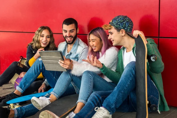 Gelukkige Jongeren Ontmoeten Elkaar Buiten Groep Vrolijke Tieners Hebben Plezier — Stockfoto