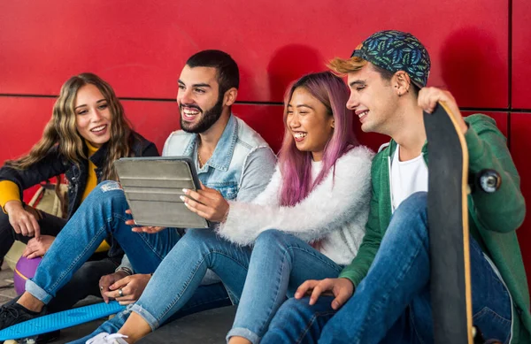 Jovens Felizes Que Encontram Livre Grupo Adolescentes Alegres Divertindo Conceitos — Fotografia de Stock