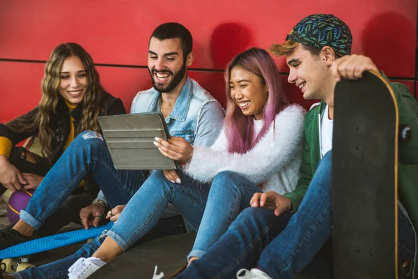 Jovens Felizes Que Encontram Livre Grupo Adolescentes Alegres Divertindo Conceitos — Fotografia de Stock