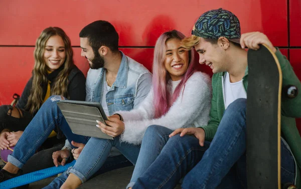 Glückliche Junge Leute Treffen Sich Freien Gruppe Fröhlicher Teenager Die — Stockfoto