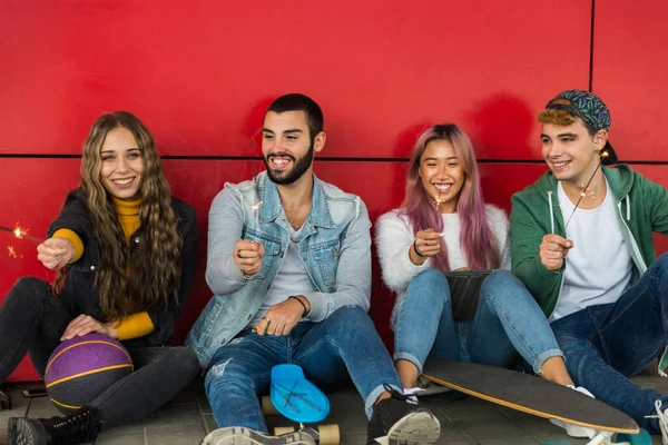 Jóvenes Felices Conociéndose Aire Libre Grupo Adolescentes Alegres Divirtiéndose Conceptos — Foto de Stock