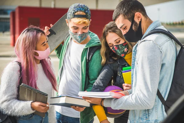 Jovens Felizes Encontrando Livre Usando Máscaras Durante Pandemia Covid Grupo — Fotografia de Stock