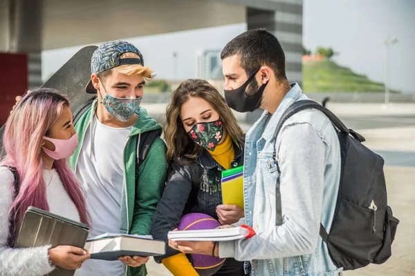 Ευτυχισμένοι Νέοι Που Συναντιούνται Εξωτερικούς Χώρους Και Φορούν Μάσκες Προσώπου — Φωτογραφία Αρχείου