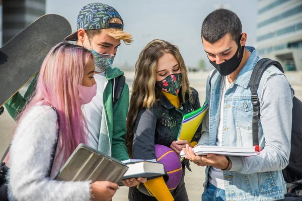 Jovens Felizes Encontrando Livre Usando Máscaras Durante Pandemia Covid Grupo — Fotografia de Stock