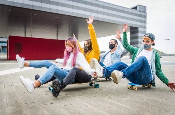 Jovens Felizes Que Encontram Livre Grupo Adolescentes Alegres Divertindo Conceitos — Fotografia de Stock