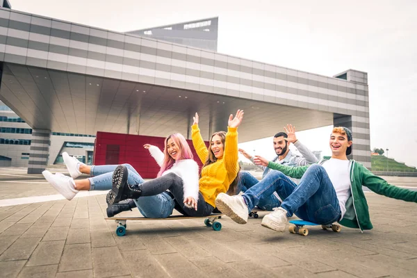 Glada Ungdomar Träffas Utomhus Grupp Glada Tonåringar Som Har Roligt — Stockfoto