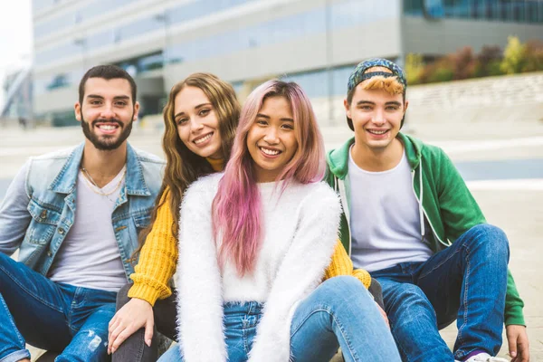 Glückliche Junge Leute Treffen Sich Freien Gruppe Fröhlicher Teenager Die — Stockfoto