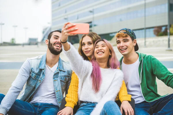 Szczęśliwi Młodzi Ludzie Spotykają Się Świeżym Powietrzu Grupa Wesołych Nastolatków — Zdjęcie stockowe