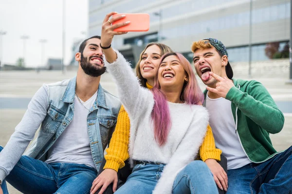Szczęśliwi Młodzi Ludzie Spotykają Się Świeżym Powietrzu Grupa Wesołych Nastolatków — Zdjęcie stockowe