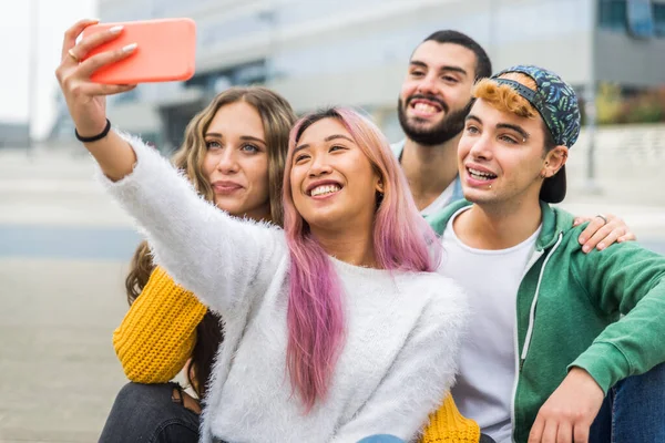 Mutlu Gençler Dışarıda Buluşuyor Bir Grup Neşeli Genç Eğleniyor Gençlik — Stok fotoğraf