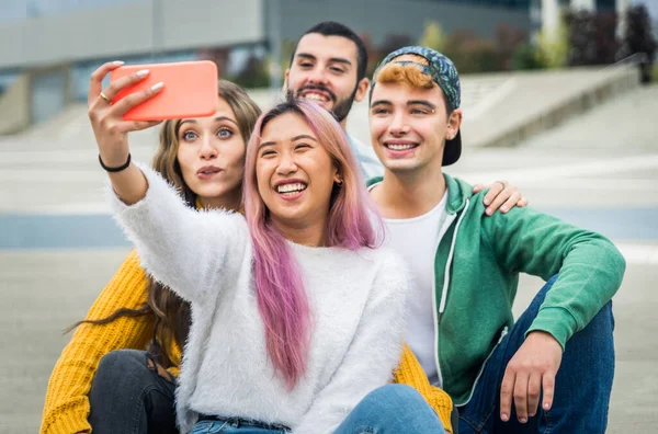 Jóvenes Felices Conociéndose Aire Libre Grupo Adolescentes Alegres Divirtiéndose Conceptos — Foto de Stock